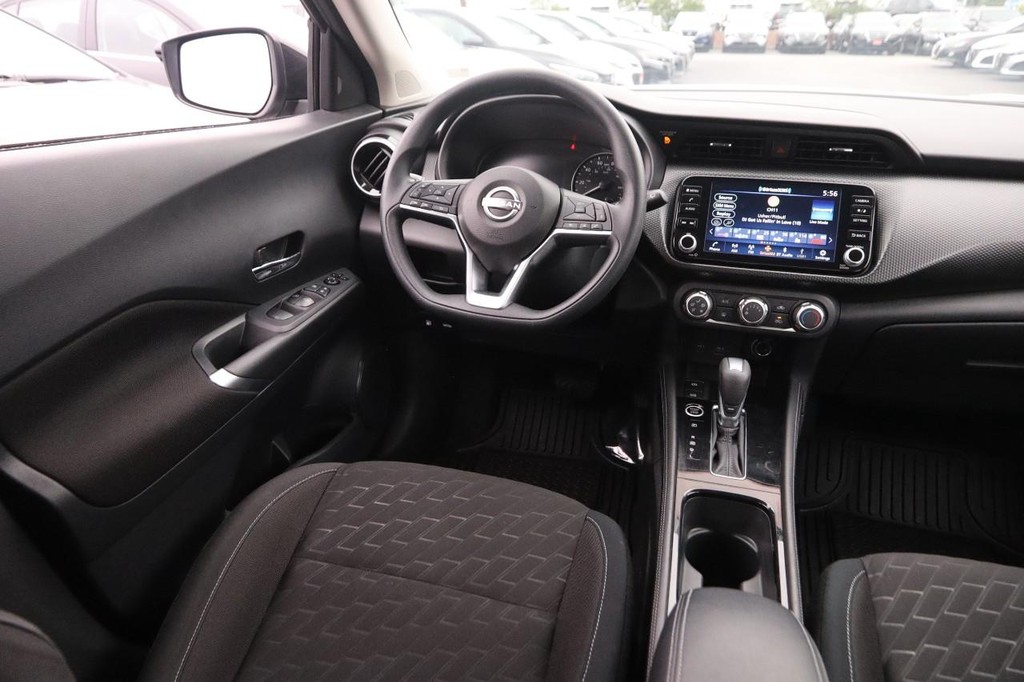 Nissan Kicks Vehicle Full-screen Gallery Image 21