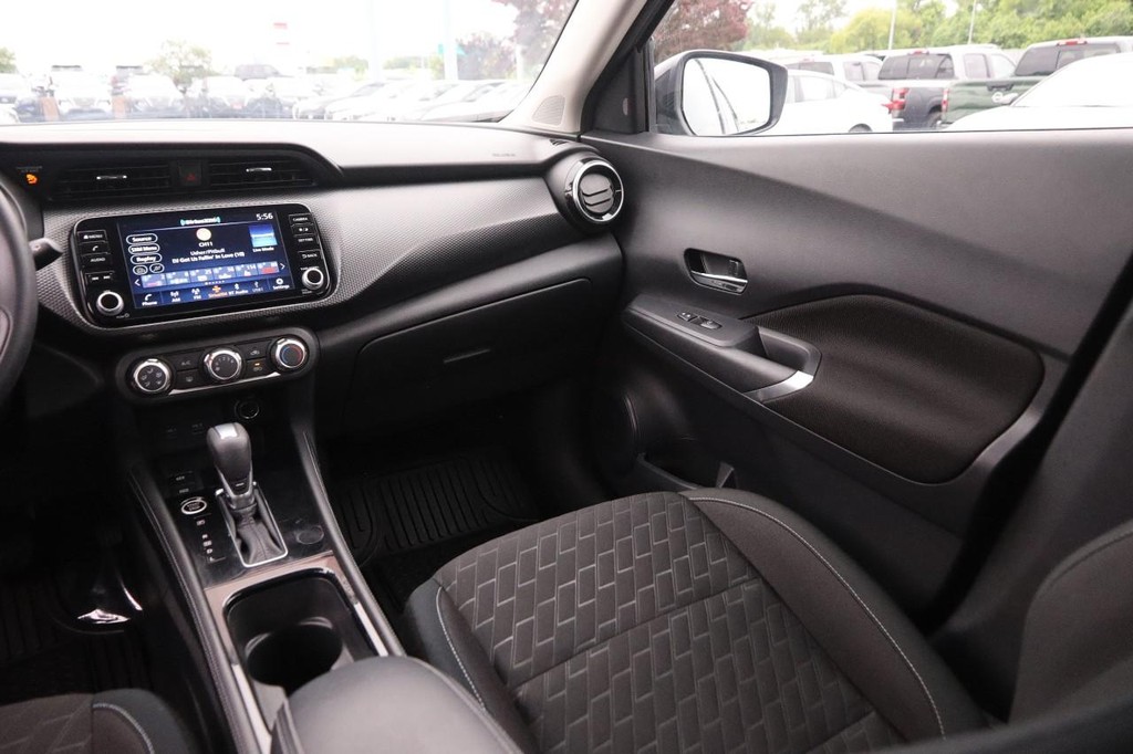Nissan Kicks Vehicle Full-screen Gallery Image 24
