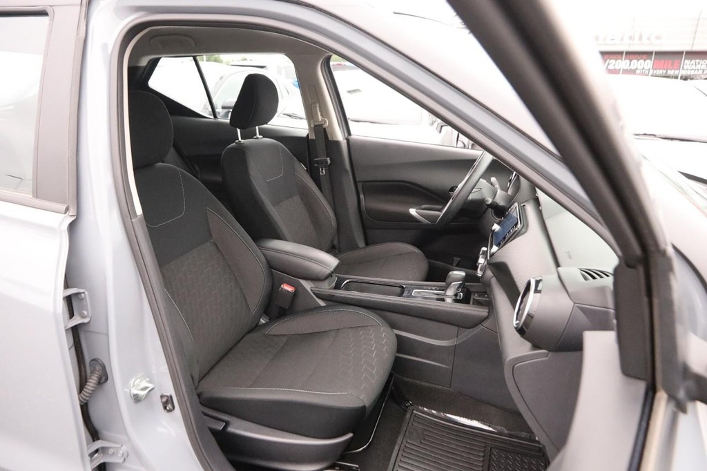 Nissan Kicks Vehicle Full-screen Gallery Image 25