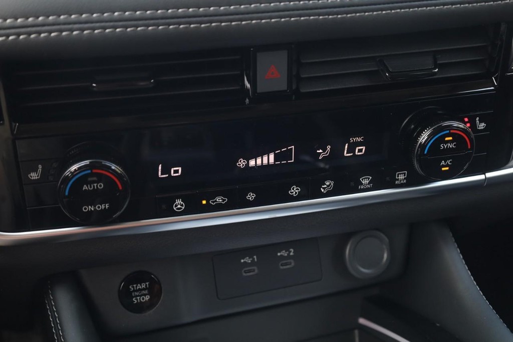 Nissan Rogue Vehicle Image 17