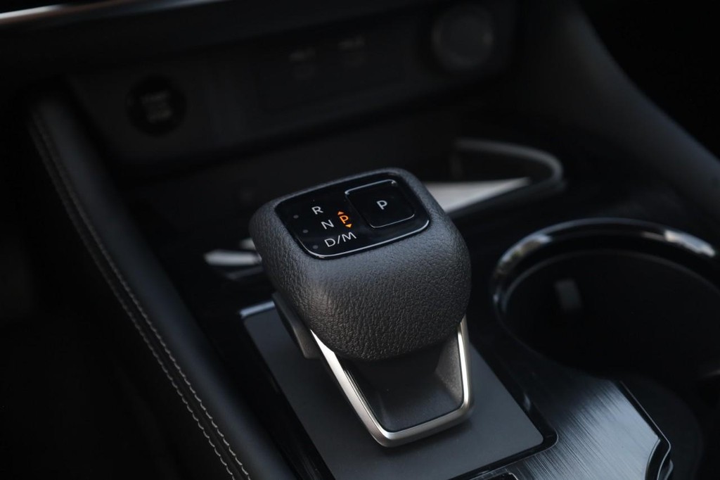 Nissan Rogue Vehicle Image 20