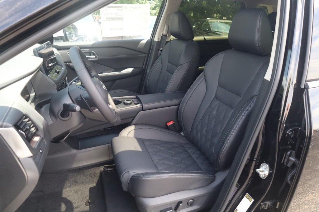 Nissan Rogue Vehicle Image 21