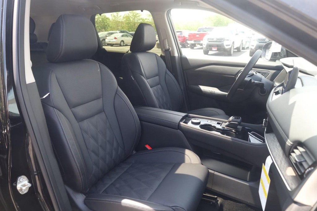 Nissan Rogue Vehicle Image 22