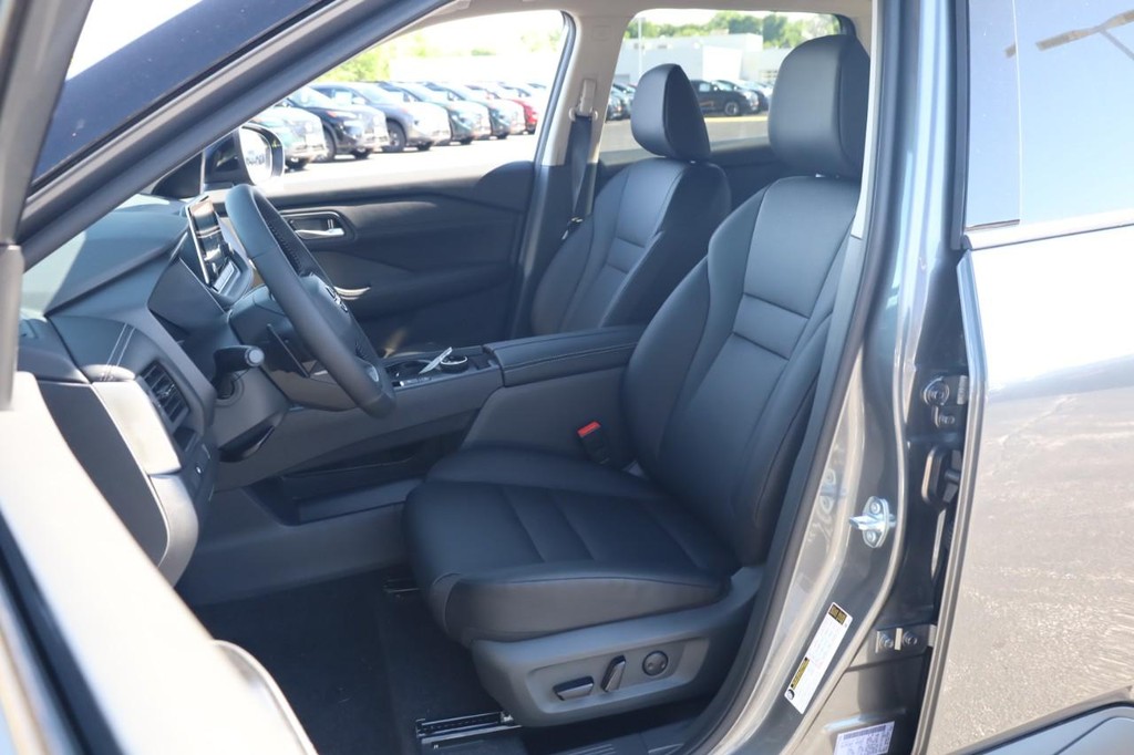 Nissan Rogue Vehicle Image 08