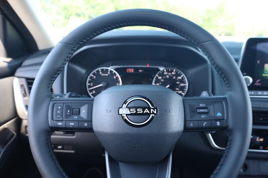 Nissan Rogue Vehicle Image 09