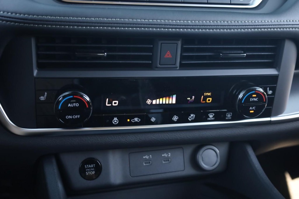 Nissan Rogue Vehicle Image 13
