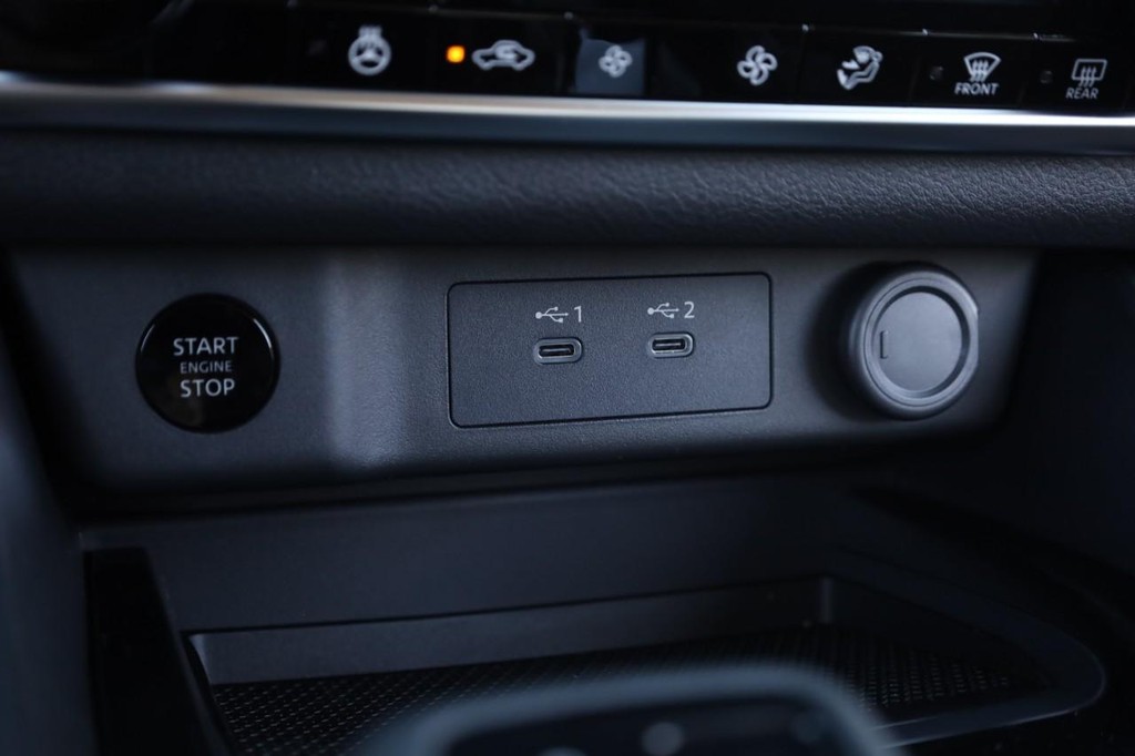 Nissan Rogue Vehicle Image 14