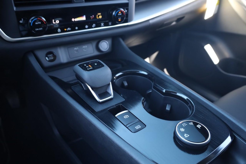 Nissan Rogue Vehicle Image 15