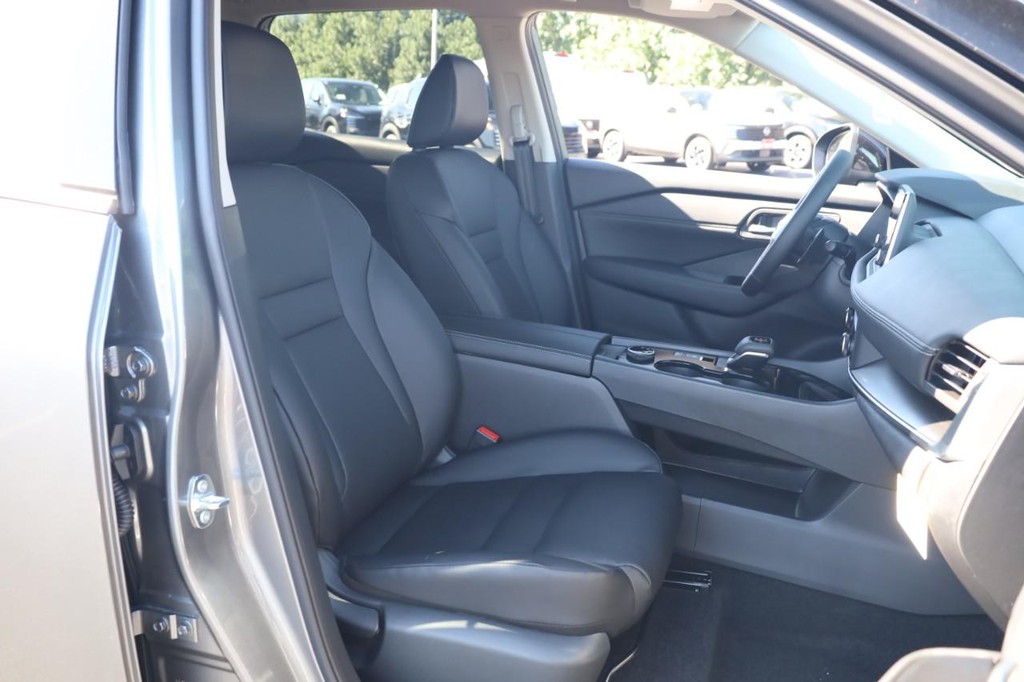 Nissan Rogue Vehicle Image 23