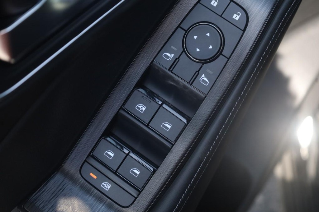 Nissan Rogue Vehicle Image 11