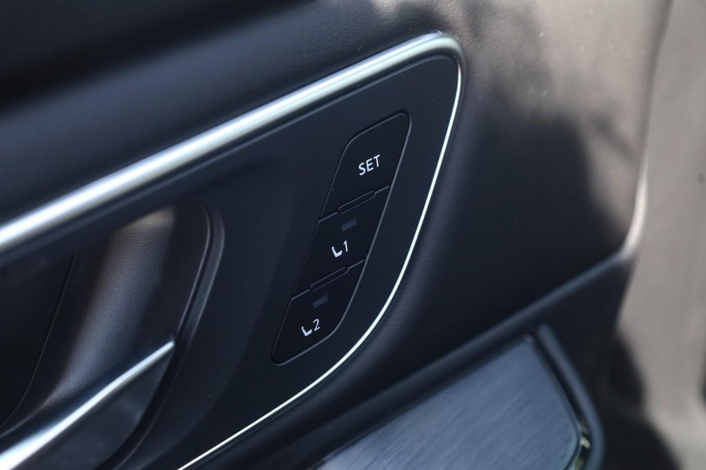Nissan Rogue Vehicle Image 12