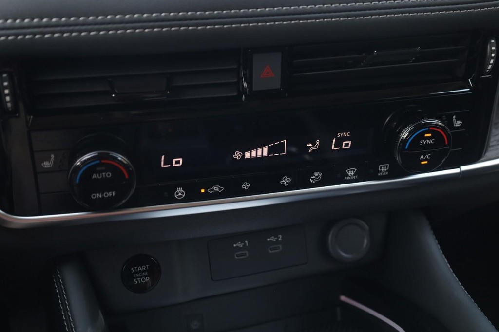 Nissan Rogue Vehicle Image 16