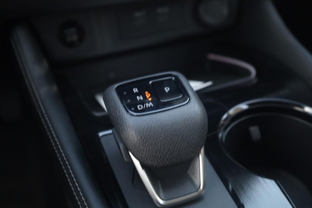 Nissan Rogue Vehicle Image 19