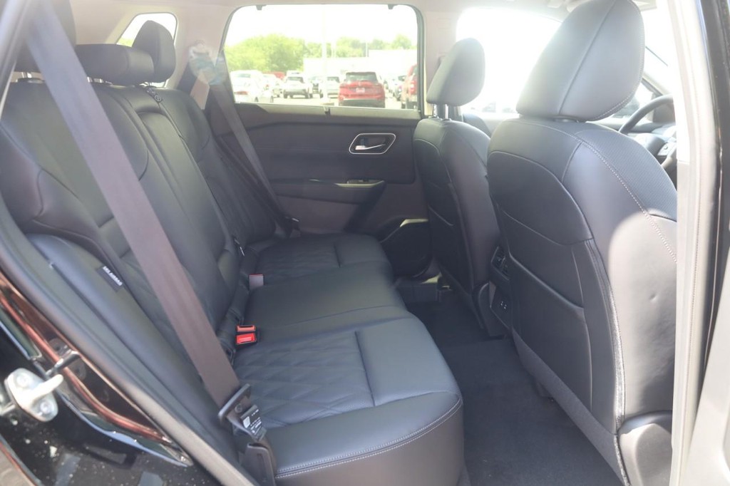 Nissan Rogue Vehicle Image 22