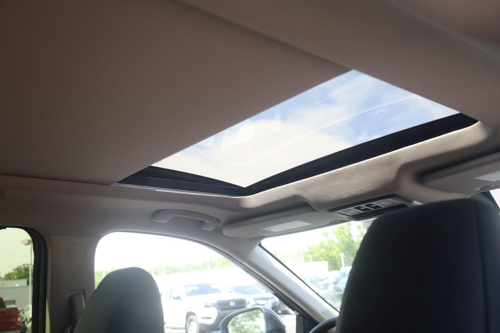 Nissan Rogue Vehicle Image 23