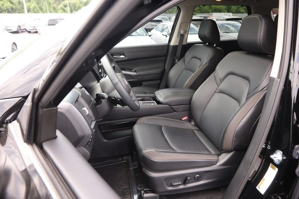 Nissan Pathfinder Vehicle Image 10