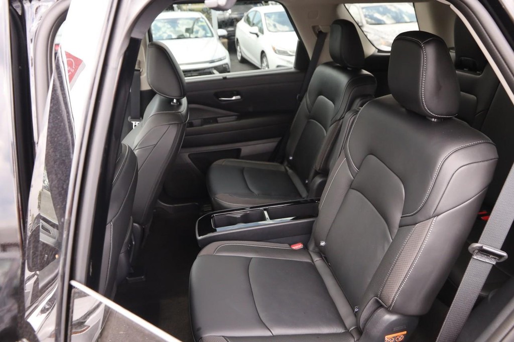 Nissan Pathfinder Vehicle Image 11