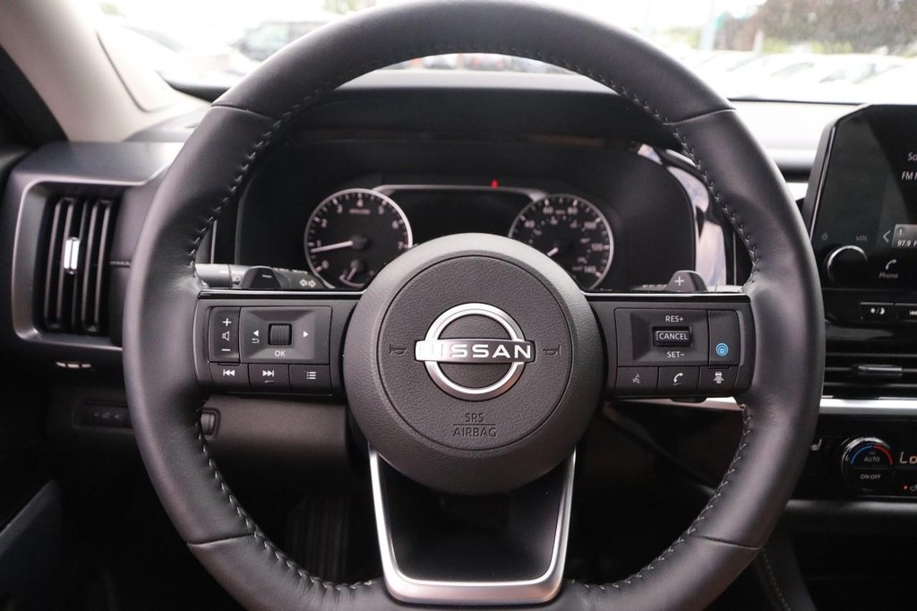 Nissan Pathfinder Vehicle Image 13