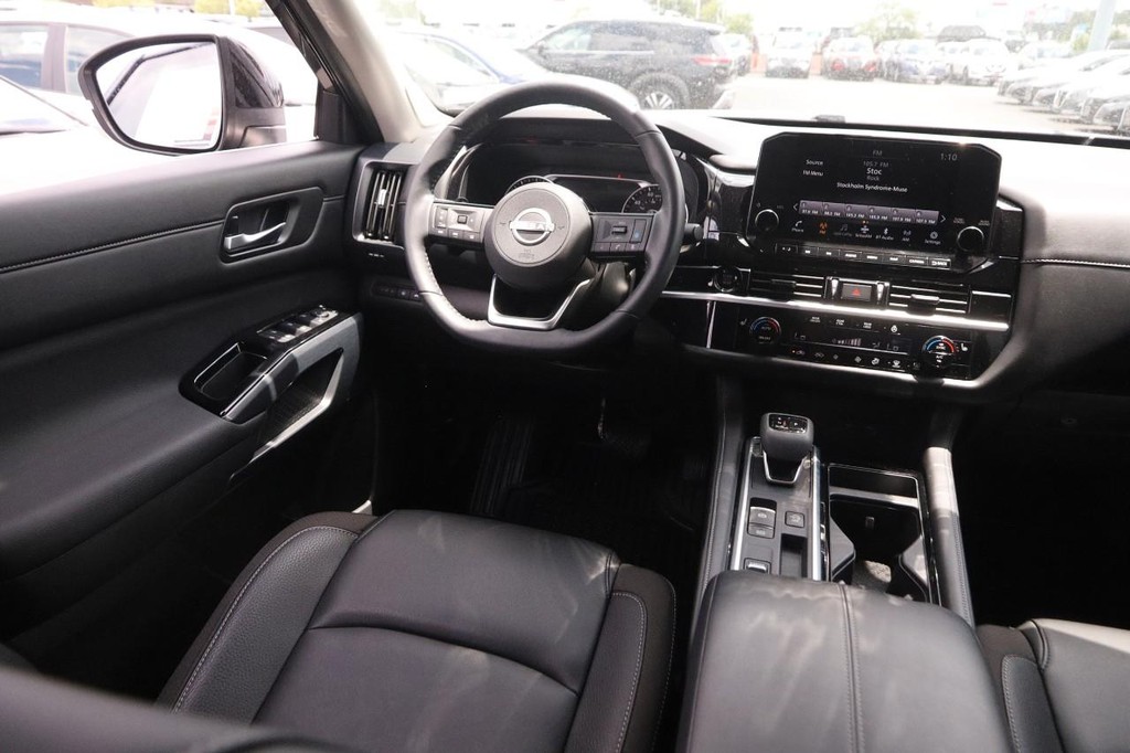 Nissan Pathfinder Vehicle Image 24