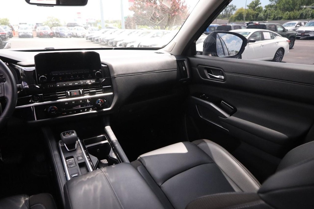 Nissan Pathfinder Vehicle Image 27