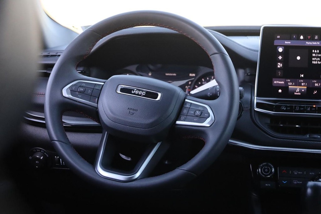 Jeep Compass Vehicle Image 23