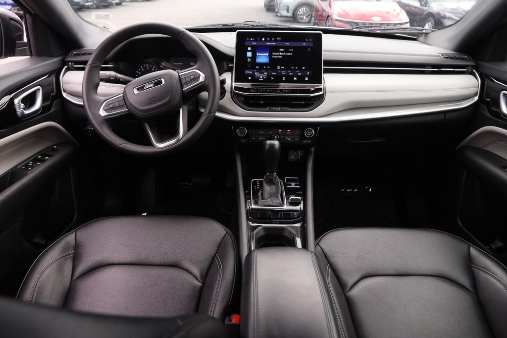 Jeep Compass Vehicle Image 20