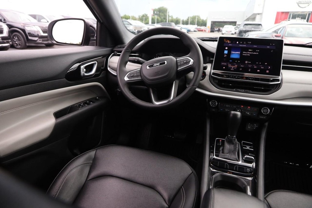 Jeep Compass Vehicle Image 21