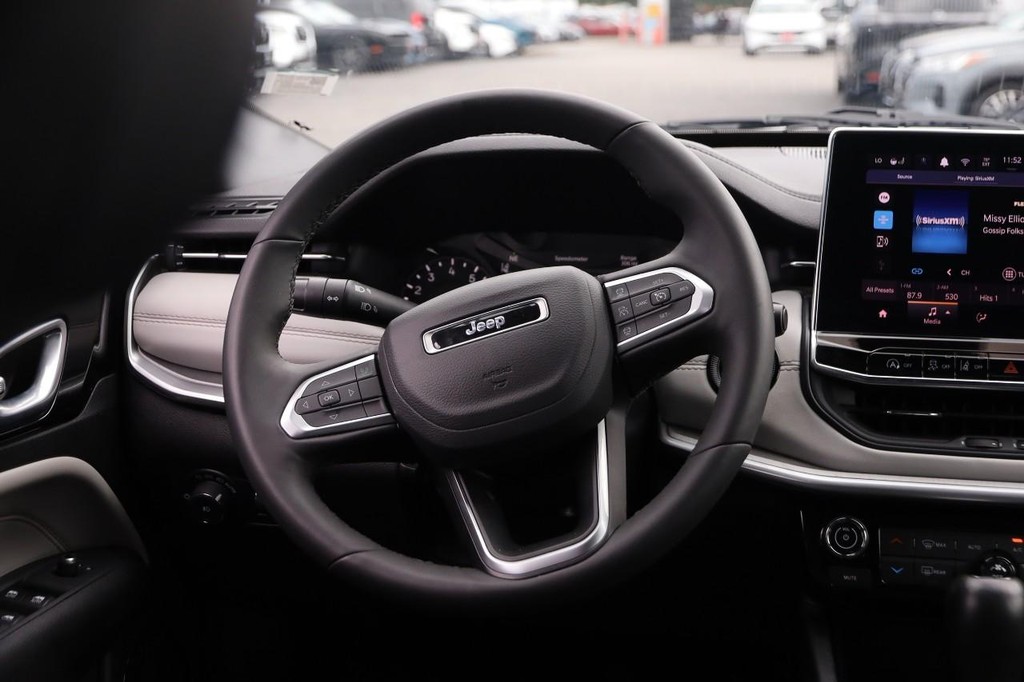 Jeep Compass Vehicle Image 22