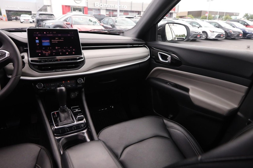 Jeep Compass Vehicle Image 24