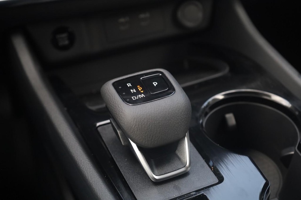 Nissan Rogue Vehicle Image 19