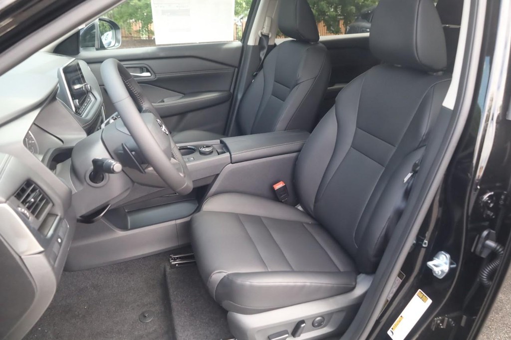Nissan Rogue Vehicle Image 20