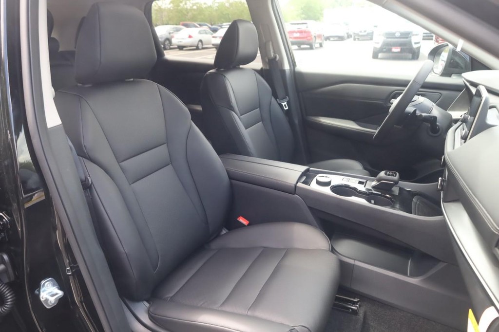 Nissan Rogue Vehicle Image 21