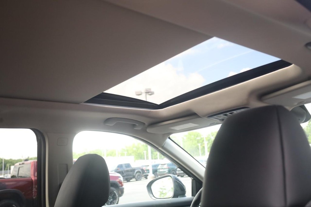 Nissan Rogue Vehicle Image 23