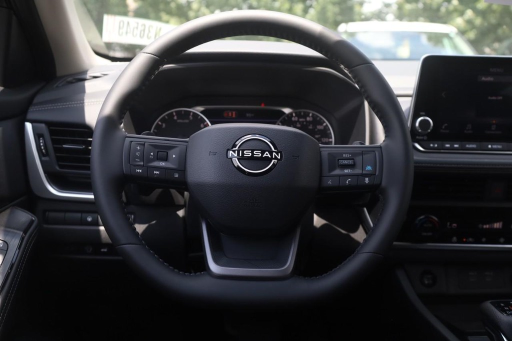 Nissan Rogue Vehicle Image 08