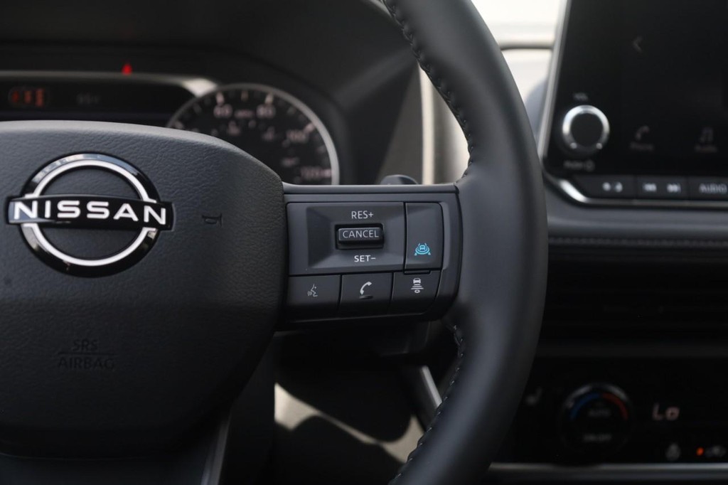 Nissan Rogue Vehicle Image 09