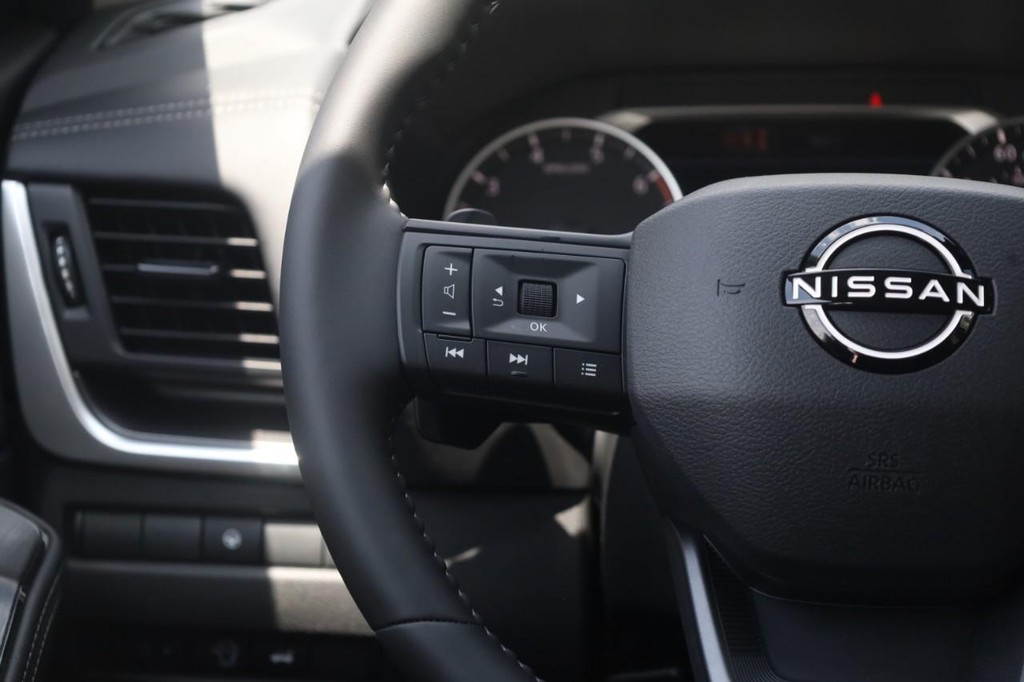 Nissan Rogue Vehicle Image 10