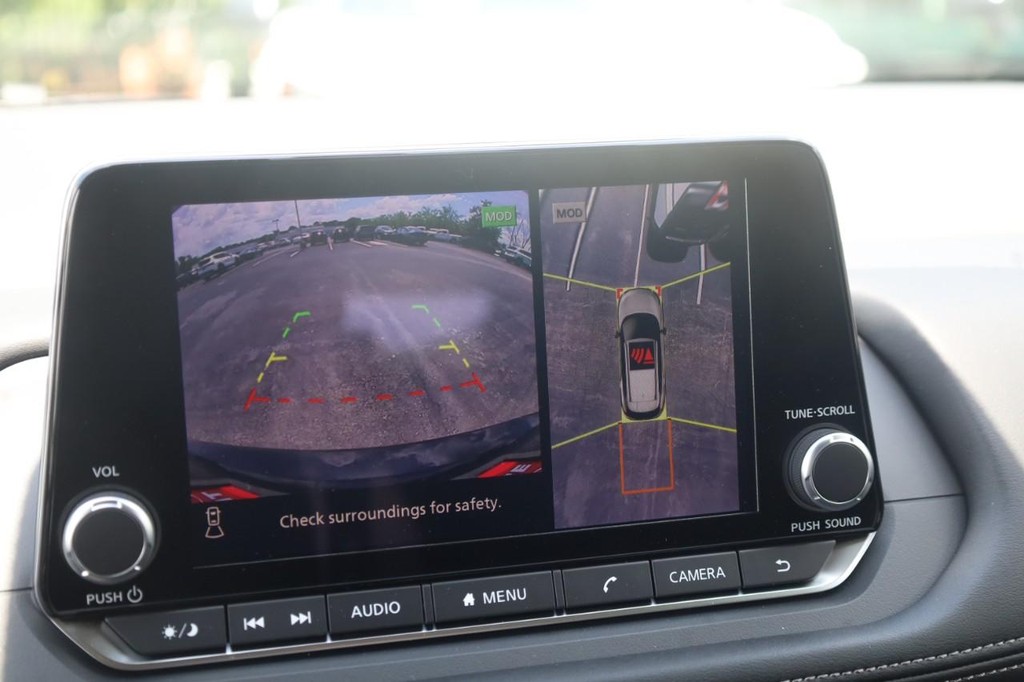 Nissan Rogue Vehicle Image 15