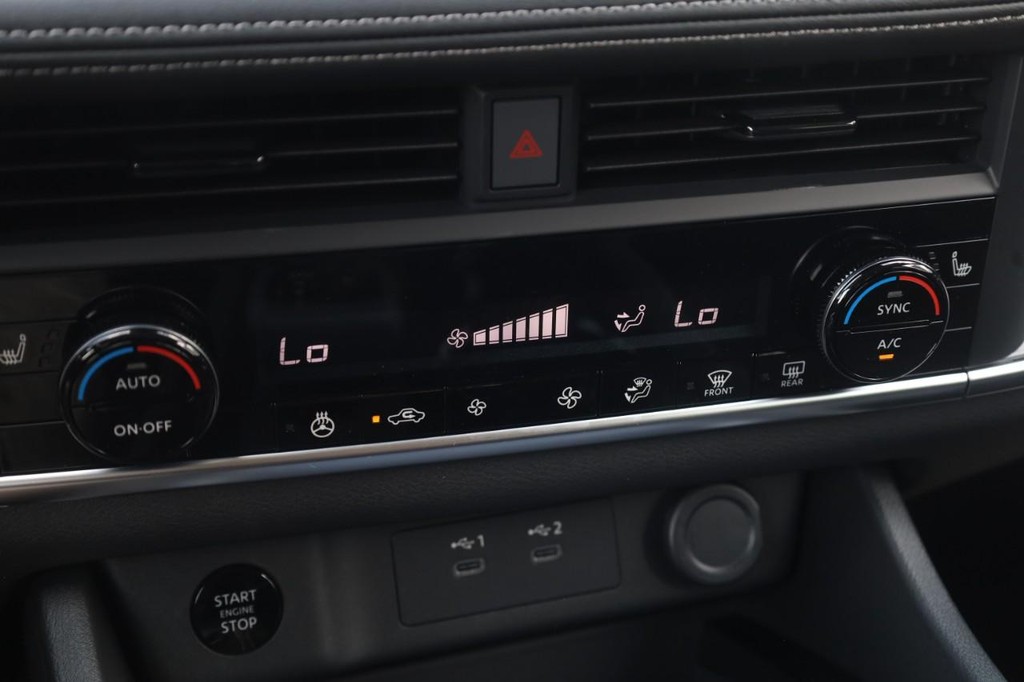 Nissan Rogue Vehicle Image 16