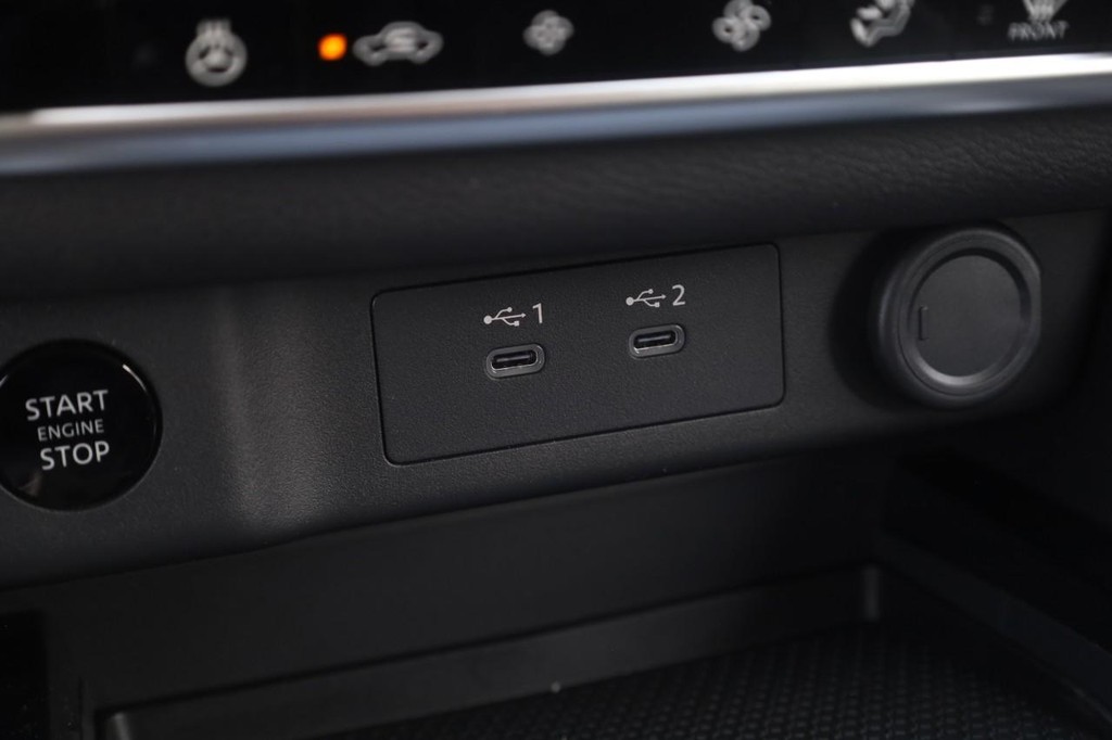 Nissan Rogue Vehicle Image 17