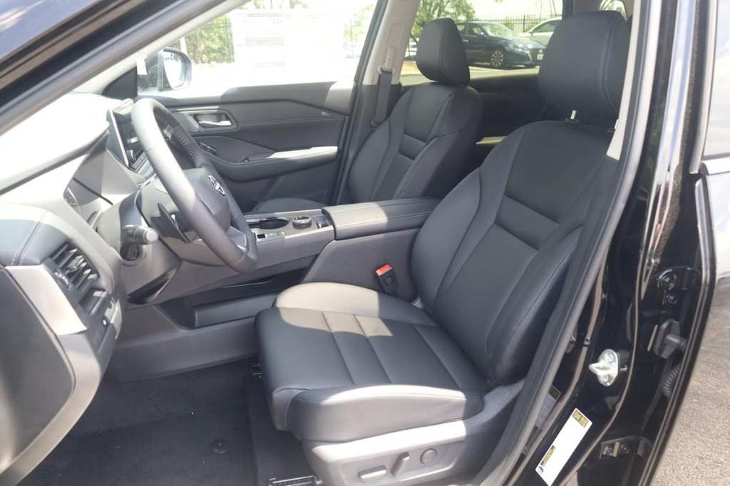 Nissan Rogue Vehicle Image 20