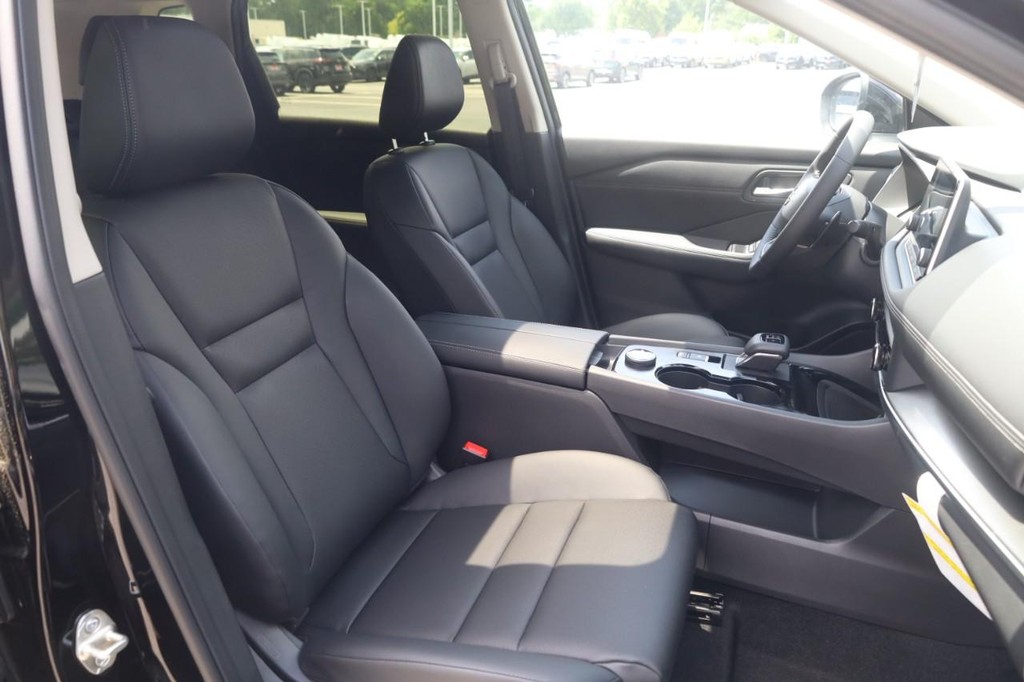 Nissan Rogue Vehicle Image 21