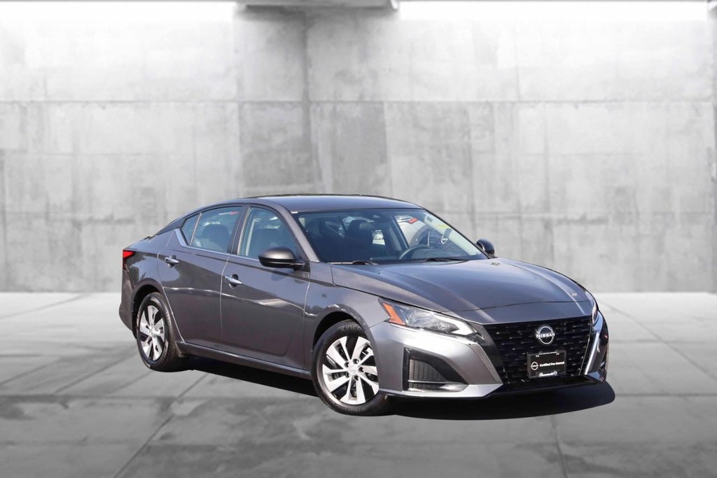 Nissan Altima Vehicle Image 02
