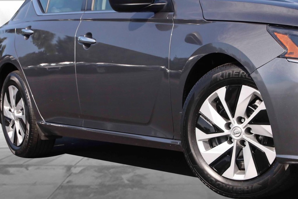 Nissan Altima Vehicle Image 03