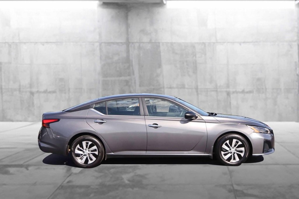 Nissan Altima Vehicle Image 05