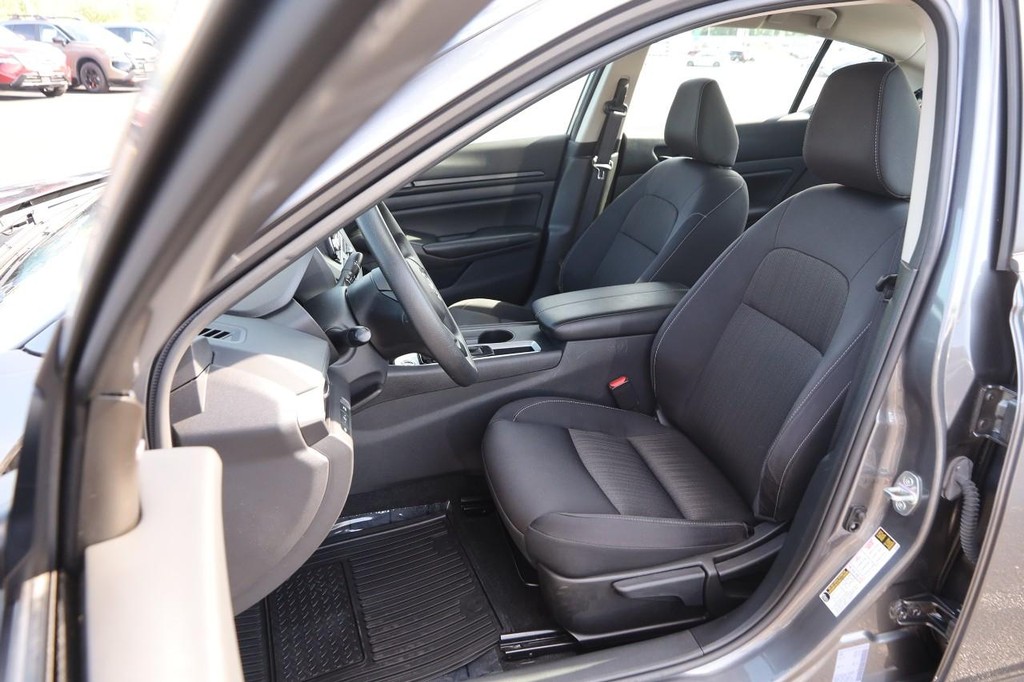 Nissan Altima Vehicle Image 08
