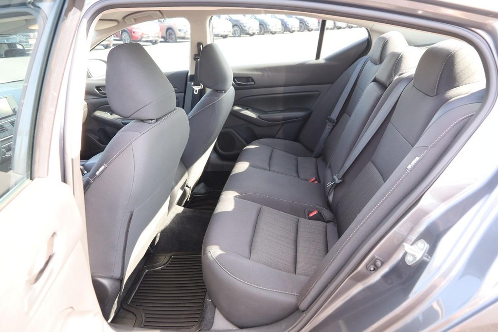 Nissan Altima Vehicle Image 09