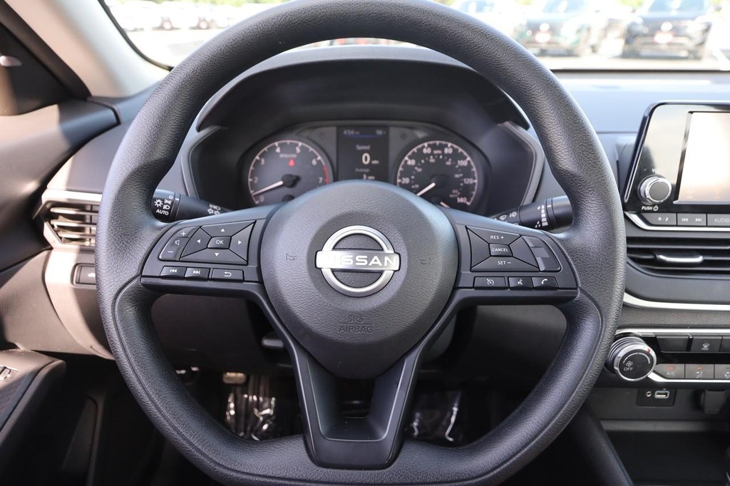 Nissan Altima Vehicle Image 10