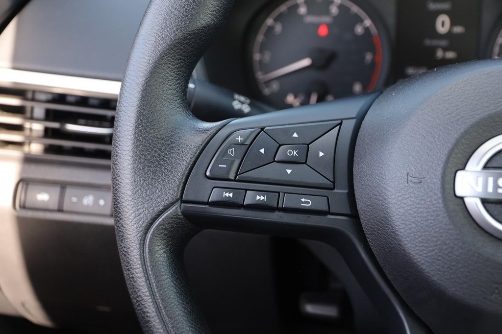 Nissan Altima Vehicle Image 11