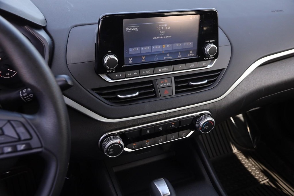 Nissan Altima Vehicle Image 14