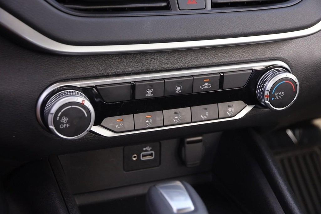 Nissan Altima Vehicle Image 17